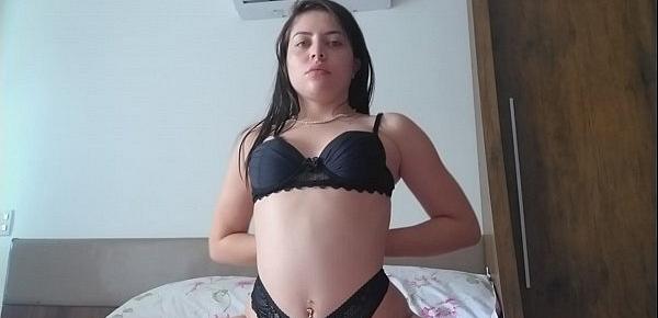  Brincadeira sensual com o oleo paixão pantera exibe sua buceta GG carnuda  e cheirosa... GOSTOSA e suculenta .... louca  querendo te dar e sentir sua porra bem quente  escorrer dentro dela e do cu...